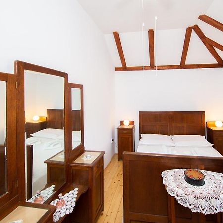 Holiday Home Burba Komiza Bagian luar foto