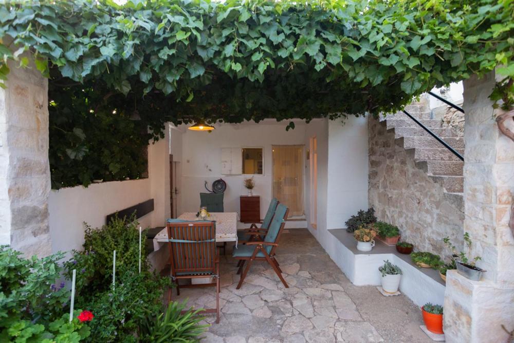 Holiday Home Burba Komiza Bagian luar foto