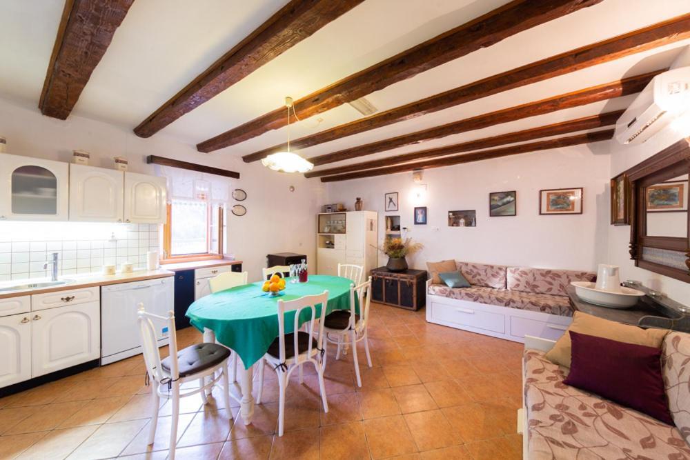 Holiday Home Burba Komiza Bagian luar foto