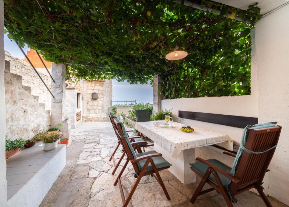 Holiday Home Burba Komiza Bagian luar foto