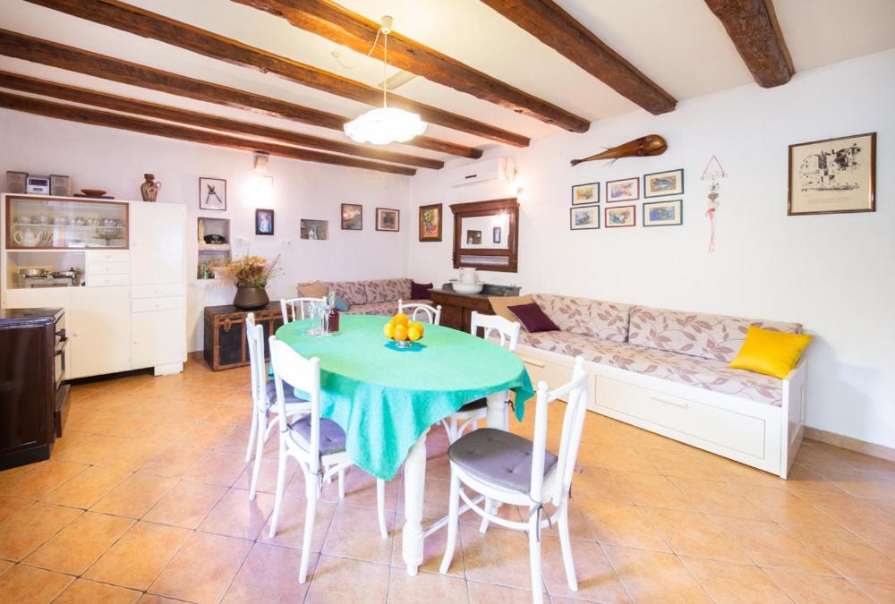 Holiday Home Burba Komiza Bagian luar foto