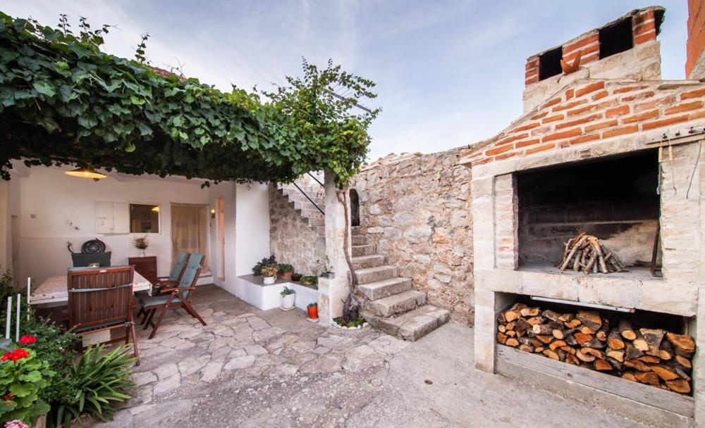 Holiday Home Burba Komiza Bagian luar foto