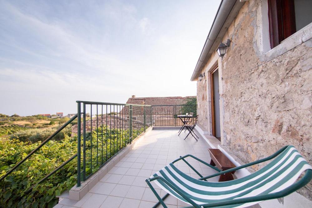 Holiday Home Burba Komiza Bagian luar foto
