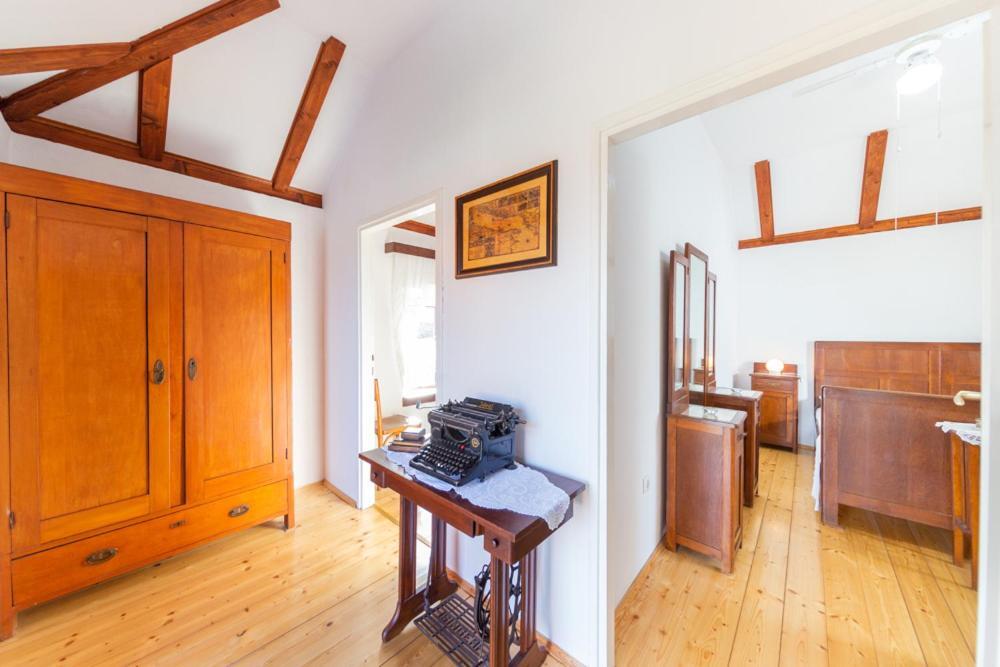 Holiday Home Burba Komiza Bagian luar foto