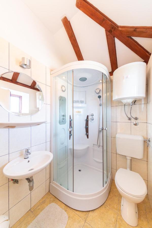 Holiday Home Burba Komiza Bagian luar foto